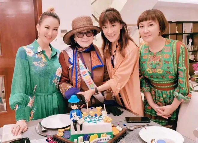 88 岁母亲现身闺蜜礼物催泪开元棋牌李玟离世一年多二姐携(图3)